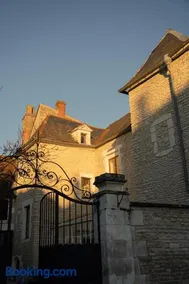 L'Escapade Place Voltaire - Image 1