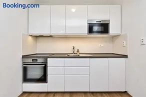 Modern apartment with parking, 10 minutes to the center, Netflix - Image 2