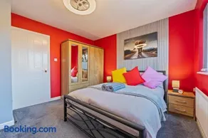 #167 Cozy Tipton West Midlands Stay - Sleeps 6 - Image 2