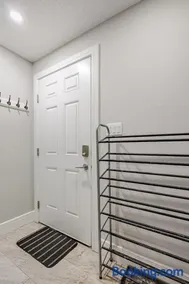 Cozy Family Friendly Suite Near Whyte, UofA, Kinsmen with Desks or Home-office and Full Kitchen - Image 2