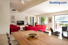 Canalfront Retreat, Private Jetty & Pool - Image 4