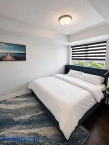 1BR plus Den with free Parking, Pool, Gym and Hot Tub - Image 2