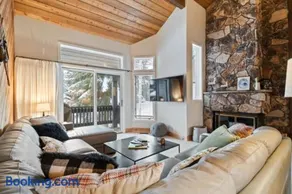 Ridgepoint Townhome 105 by East West Hospitality - Image 2