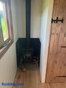 Honeysuckle Shepherd's Hut - Image 2