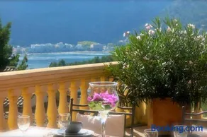 Apartamento en el Puerto de Sóller con gran terraza privada y vistas al mar. Piscina comunitaria. Localizado en un zona tranquila y muy soleada. Wifi gratis disponible. Parking. - Image 4