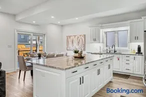 Luxury Family Home Near Niagara Falls - Image 2