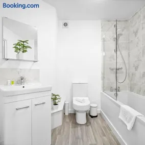 Stylish Two Bedroom Apartment - Sleeps Three - Secure Parking - Fast WiFi 53C - Image 5