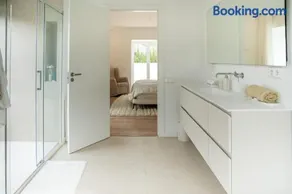 Bright and Elegant Lux Villa - Image 4