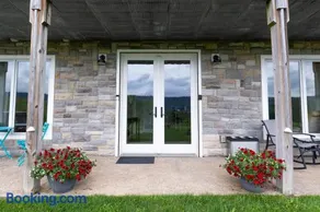 Spectacular Buckleberry View EV Recharge Hot Tub Fireplace Jacuzzi - Image 2