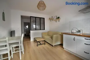 Appartement cosy à 50 m de la plage et du port - Image 1