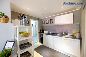 Peaceful City Garden Apartment - Image 1