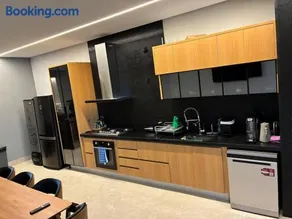 Casa com piscina, 3 suítes, 5 banheiros, área de lazer com churrasqueira, alto padrão, 500 metros do autódromo de Goiânia - Image 2