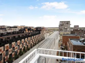 Sanders Arena - Chic Three-Bedroom Apartment Close to Metro Station - Image 4