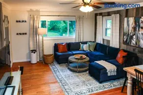 Alice Rocks - Pet Friendly, Firepit, WiFi - Image 1