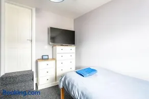 5 bedroom house, free parking, near football, sleeps 8 - Image 5