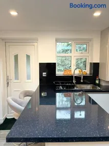 6-7 BRs Lovely Property to Stay with Parking - Image 3