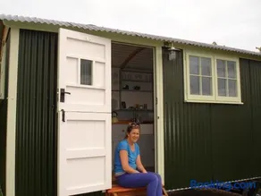 Apple Tree Shepherd's Huts - Blackberry Hut - Image 1