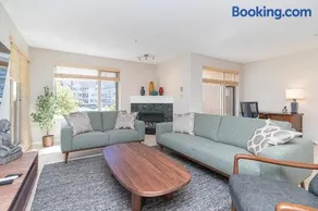Harbour Retreat - Image 1