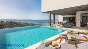 Luxury Villa Cosmopolitan with Pool - Image 3