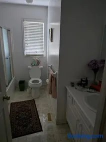 Rooms available at a luxurious house near Masonville Mall Complex - Image 2