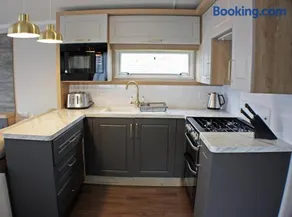 The Royal Clovelly caravan with sea views - Image 2