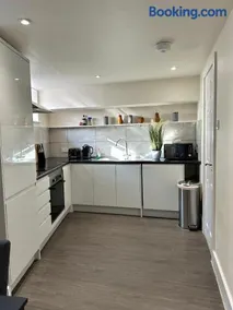 Queens Place - 2 Bedroom Apartment - Image 4