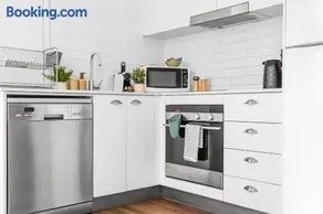 3 Bedroom House- Millers Point Good for 8 Guests - Image 4