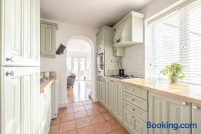 Host & Stay - Meadow Way - Image 3