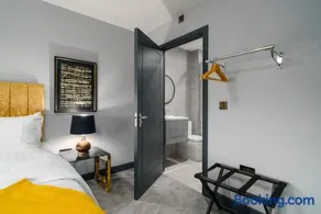 Luxe Apartments, The Moorwell, Secure Parking, - 10mins Cardiff City Ctr - Image 4