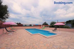 Sunny apartment with pool - Image 5