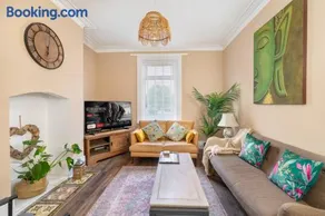 Charming house in South Shields-Sleep 6 -Parking - Image 2