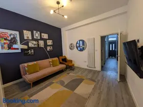 6 bedroom 6 Ensuite 1 min to M6 Jct 9 15 min to Bham - Image 2