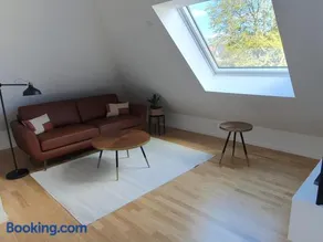 Moderne Dachgeschosswohnung in exklusiver Villa - Image 1