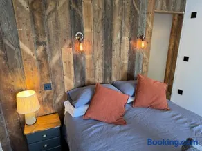 Luxury Spa Cabin with Outdoor Bath, Sauna & Fireplace - Image 5