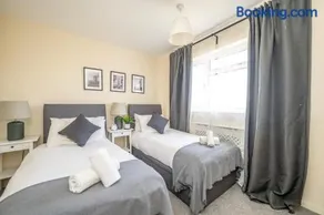 Cosy Sleeps 7 Leisure Contractors - Image 2