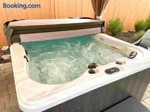 NEW cozy beautiful house with pool and hot tub - Image 2
