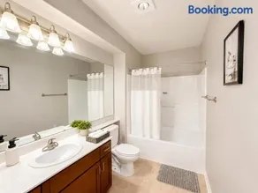 Private Room & Private Bath in Shared Apartment with Pool - Hot Tub - Gym - Sauna - Image 3