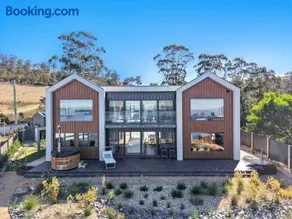 Modern Coastal Retreat and Hot Tub - Image 4