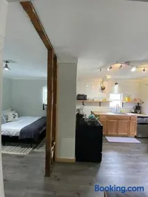 Bright Apt w additional room - Image 5