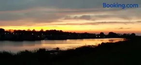 Tiny vakantiehuis aan het water met eigen steiger en airco - Image 4