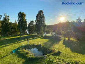 Sjöutsikt, Röd trästuga med traditionellt yttre Skandinavisk, modernt inre och alla bekvämligheter, Sol hela dagen på stora altanen, Tryggt, Vinterbonat, Fiske, Båt - Image 2
