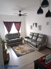 Homestay Camelia Kuala Terengganu - Near Drawbridge, Pasar Payang, KTCC Mall, Hospital HSNZ and Batu Buruk Beach Area - Image 1