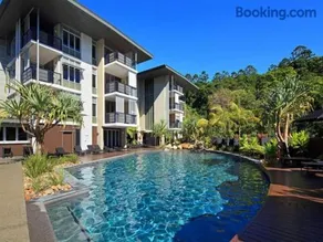 8401 Modern 2 Bedroom Apartment with Ocean Glimpses - Image 2