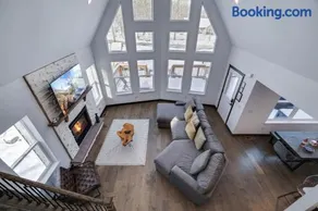 4BR Poconos Ski Retreat w Sauna, Game Room & Loft - Image 1