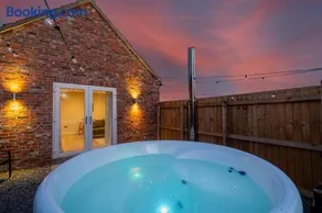 Luxury barn with private wood fired hot tub - Image 4