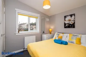 3-Bed House Sleeps 6 Work Stay I Van Parking - Image 2