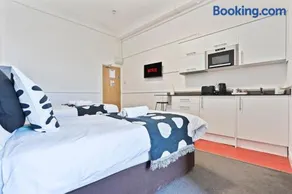 Central Dudley Stay-Sleeps 3, Kitchen&Free Parking - Image 2