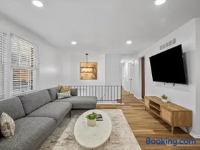 Modern and Accessible 5 Bedroom Home in Cranberry, Pittsburg with Game Room - Image 4