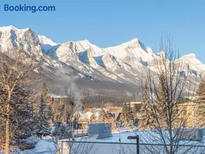 Incredible Mountain View Townhouse in DT Canmore w/ A/C & U/A Parking - Image 1