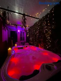 Majorelle green Spa Suite - Image 2